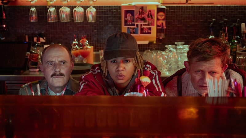 Maloney Der Katzenfisch Folge 11: Geht die Falle, den Täter zu überführen, auf? Stefan Kurt als Polizist, Rabea Lüthi als Lea Bleising und Marcus Signer als Philip Maloney. Regie: Luca Ribler; Produktion: C-Films AG; Kamera: Ioan Gavriel; Drehbuch: Pascal Glatz. – Bild: SRF/​Pascal Mora