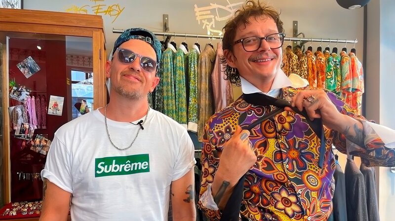 Promi-Faktor: Der Hamburger Sänger und Rapper Jan Delay (links) ist langjähriger Kunde von Jensen alias Herr von Eden (rechts). – Bild: NDR/Walrus Film Promi-Faktor: Der Hamburger Sänger und Rapper Jan Delay (links) ist langjähriger Kunde von Jensen alias Herr von Eden (rechts). – Bild: NDR/Walrus Film