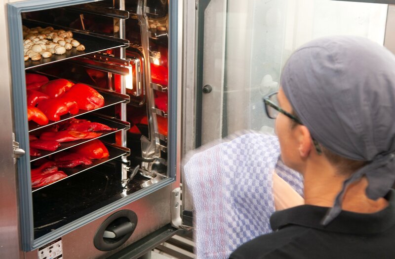 Annette Jung röstet Paprika für die Paté Toulouse. – Bild: SWR