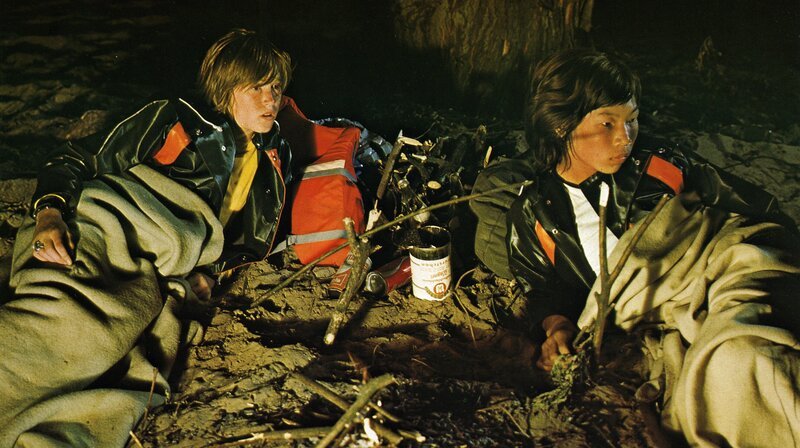 Uwe (Uwe Bohm) und Dschingis (Dschingis Bowakow) auf der Flucht – Bild: NDR/​Hark Bohm