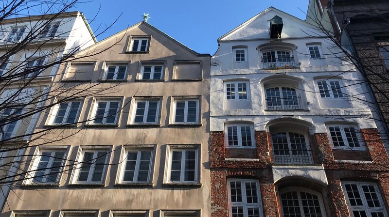 Historische althamburgische Bürgerhäuser in der Deichstraße. – Bild: NDR/​dm film und tv produktion