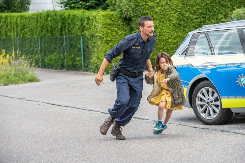 Ben Kornmann (Florian David Fitz) und Oskar/Lili (Laurì) – Bild: ORF/PRO7/Warner Ben Kornmann (Florian David Fitz) und Oskar/Lili (Laurì) – Bild: ORF/PRO7/Warner