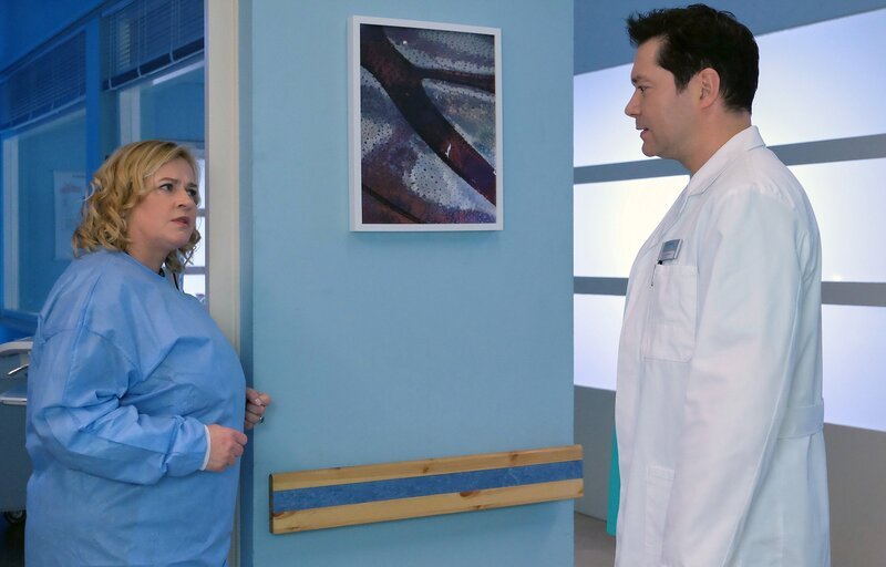 Sieglinde Schmidt (Petra Kleinert) macht sich große Sorgen. Eigentlich sollte bei ihrem Bekannten nur ein Routine-Eingriff vorgenommen werden und jetzt liegt er am Boden zerstört auf der Intensivstation? – Bild: MDR/​Saxonia Media/​Kiss