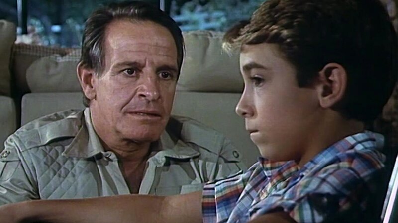 Frierendes Herz: Larry (Danny McMurphy) vermisst seine Mutter, doch sein Vater (Gerald Gordon) will es nicht wahr haben. – Bild: Bibel TV