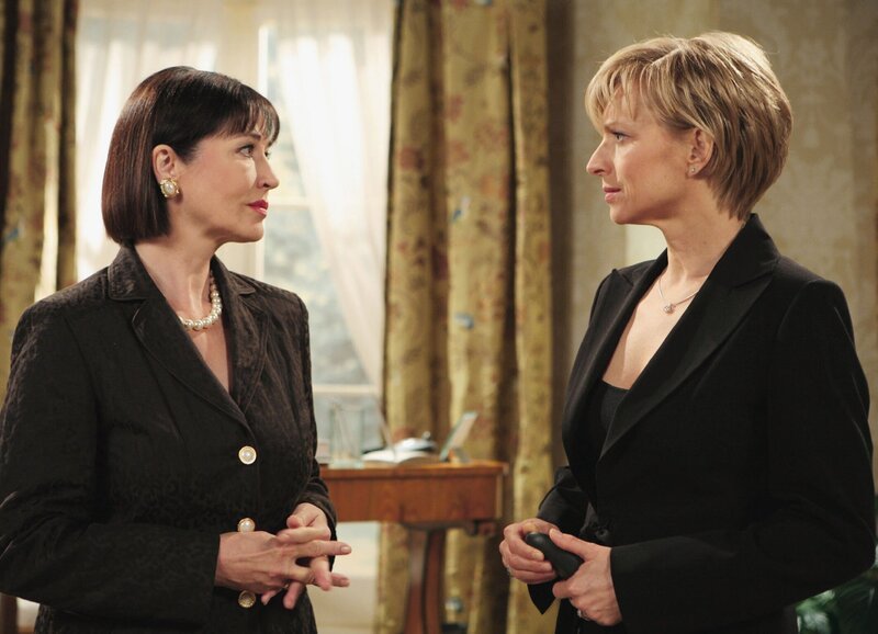 Wege zum Glück  Kapitel 497 Staffel 1, Episode 497 Annabelle heuchelt Helena ihr Mitgefühl vor: Isa Jank als Annabelle, Silke Matthias als Helena – Bild: SRF/​ZDF