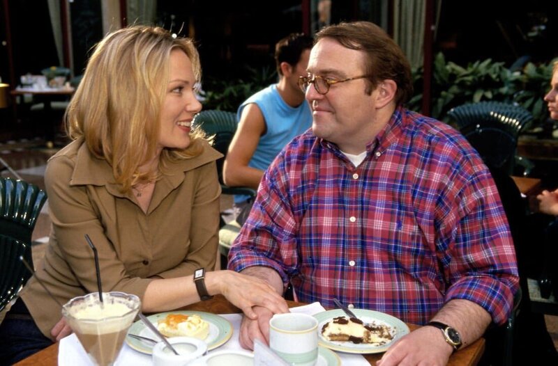 Michaela (Antje Schmidt, l.) und Achim (Gustav Peter Wöhler, r.) kommen sich näher. – Bild: Sat.1