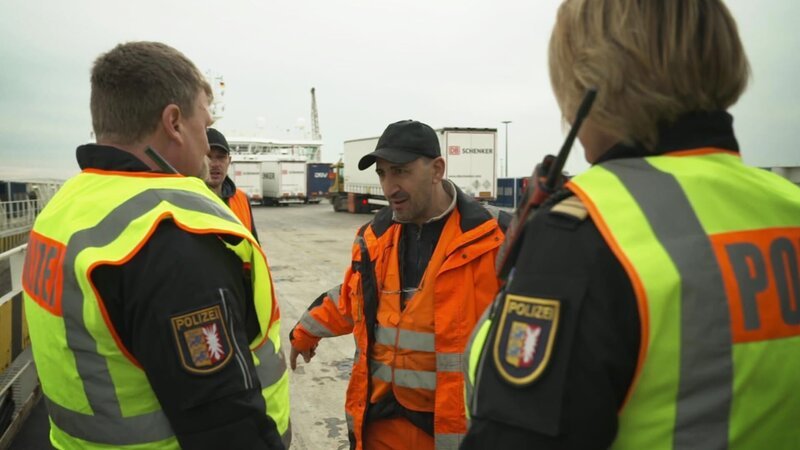 Inspector Svea and her colleague Ralph keep an eye out about 60 kilometers away in Lübeck. – Bild: DMAX