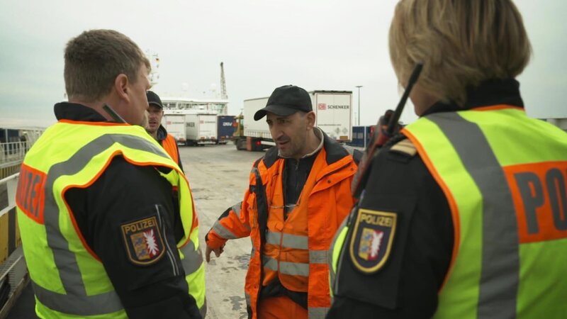 Inspector Svea and her colleague Ralph keep an eye out about 60 kilometers away in Lübeck. – Bild: DMAX