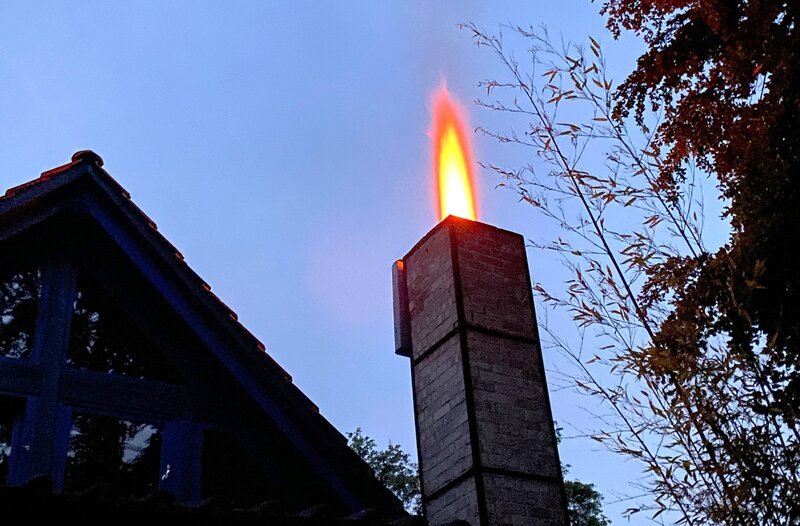 Herstellung von Keramik im Anagama-Ofen: Beim Holzbrand schießt eine Stichflamme in den Himmel. – Bild: SWR