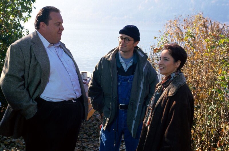 Kommissar Berghammer (Ottfried Fischer, l.) und Sabrina (Katerina Jacob, r.) befragen Tobias Schöpplein (Timothy Peach, M.) nach den Drohbriefen, die er Notar Schmidseder geschickt hat. – Bild: SAT.1 /​ Magdalena Mate