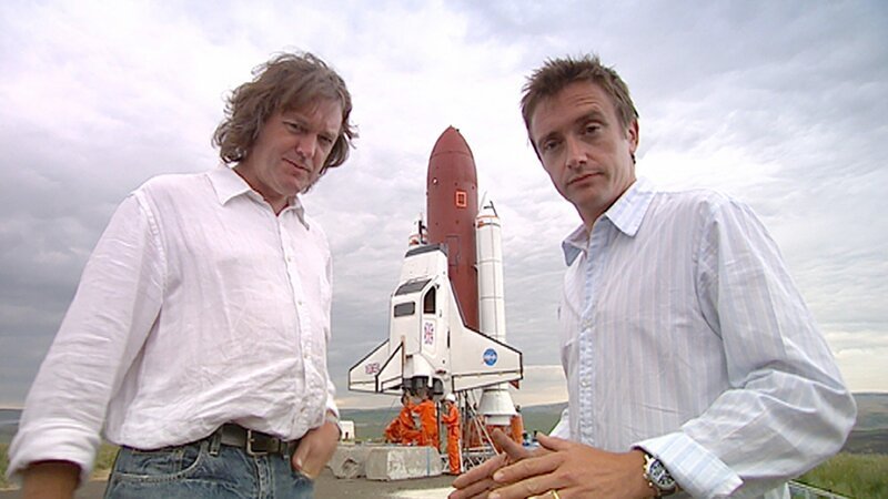 James May (l.) und Richard Hammond stehen vor dem Raumschiff Reliant Robin. – Bild: TVNOW /​ BBC