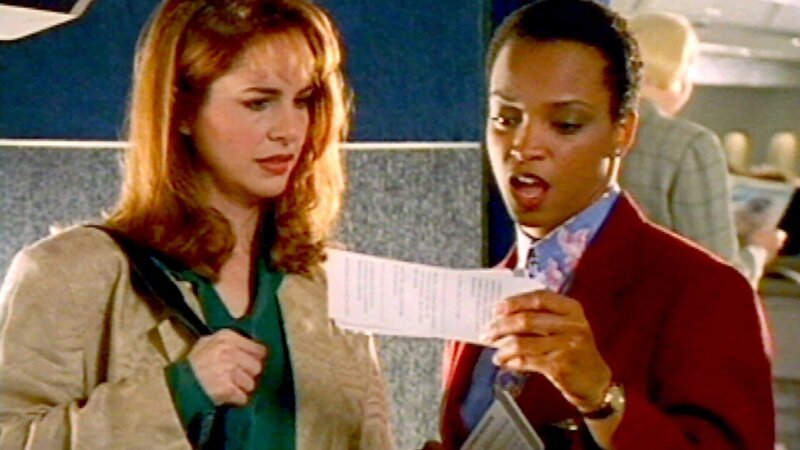 Die Stewardess (Lisa Summerour, re.) plaziert Beth (Stephanie Erb, li.) in der ersten Klasse, obwohl Beth nur die zweite Klasse gebucht hatte. – Bild: RTL II