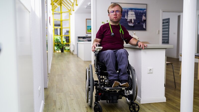 Dr. Leopold Rupp macht die Weiterbildung zum Facharzt in der Praxis seiner Eltern in Albersdorf, Schleswig-Holstein. – Bild: Dirk Heuer /​ ZDF