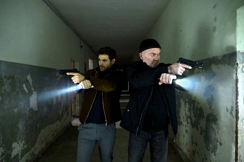 Vorsichtig rücken sie vor. Nils Makowski (Lucas Reiber, l.) und Otto Garber (Florian Martens, r.) halten ihre Dienstwaffen bereit. – Bild: Hardy Spitz /​ ZDF