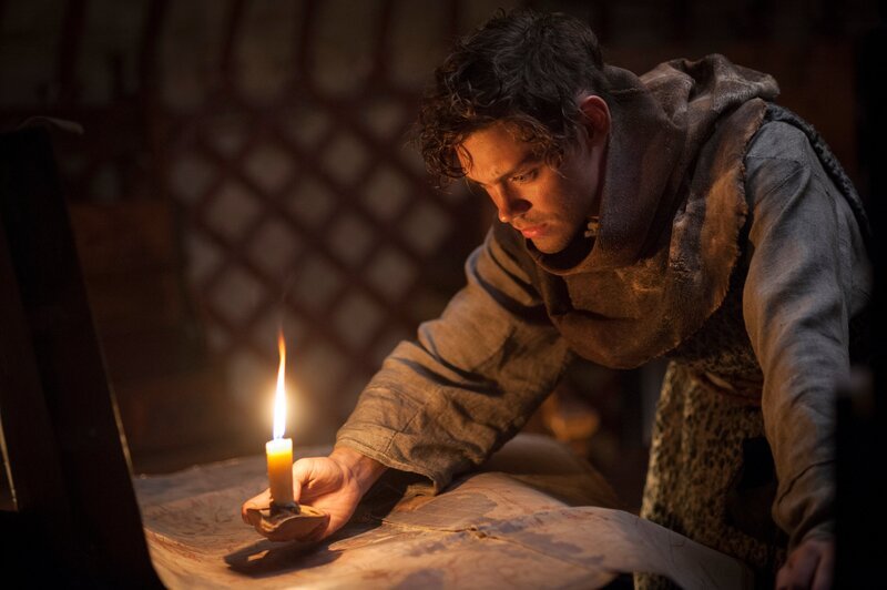 Anhand einer Landkarte wird dem wissbegierigen Rob Cole (Tom Payne) klar, dass die Welt viel größer ist als er dachte. – Bild: UPI – United Pictures International /​ MKNS