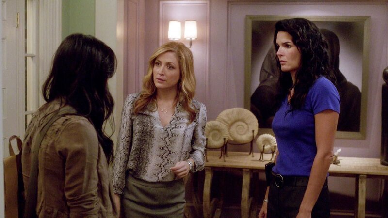 Ganz unerwartet steht Cailin (Emilee Wallace, l.) vor Mauras (Sasha Alexander, M.) Tür. Ihr jüngere Schwester möchte bei ihr wohnen, solange ihre Mutter in Europa ist. Auch Jane (Angie Harmon) ist von dem Gast überrascht.    +++ – Bild: RTL /​ Warner Bros