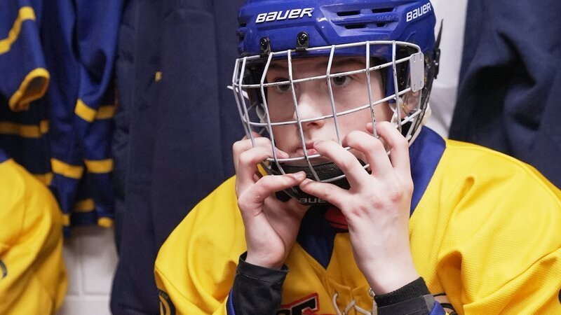 Mission Pee Wee – Kleine Helden, grosse Träume Folge 2 Demian Casutt, einer der Protagonisten der Serie, in der Mannschaftskabine – erstes Spiel am Pee Wee. – Bild: SRF/​RTR