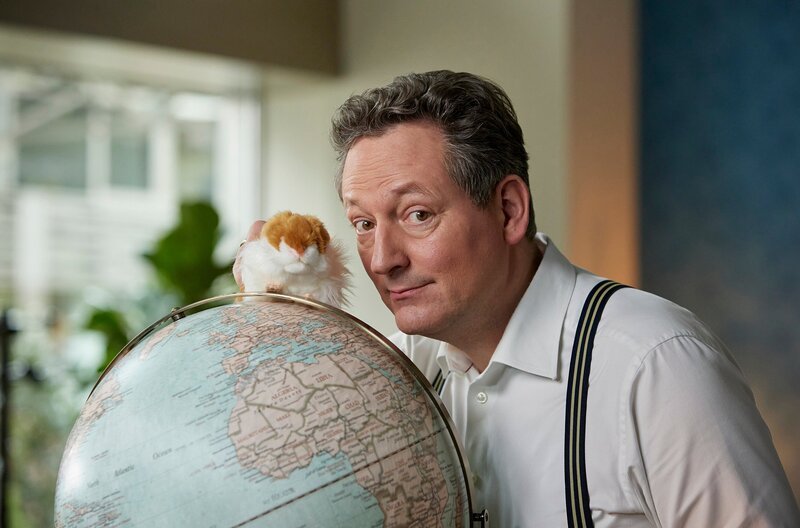 Die Deutschen lieben Tiere – nicht nur auf dem Teller. Hunde und Katzen sind die beliebtesten Haustiere in Deutschland, doch ihren CO2-Abdruck kennen die meisten nicht. Wie groß der ist und wie er sich berechnet, erklärt Eckart von Hirschhausen in „Wissen vor acht – Erde“. – Bild: ARD/​Kai Schulz