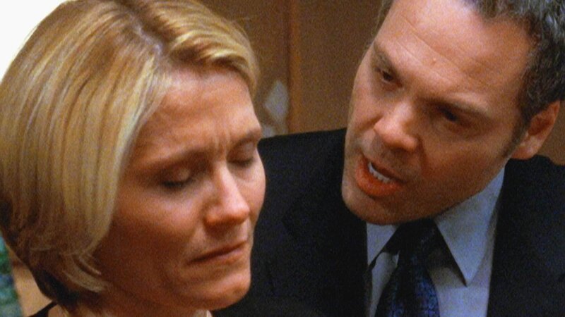 Goren (Vincent D’Onofrio) kommt Beth (Karen Sillas) auf die Schliche. Hat sie drei Menschen erschossen? – Bild: MG RTL D