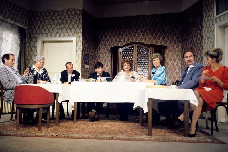  Bild: Der Konfirmand Fritz (Tino Hurst) inmitten der Festgäste. Neben ihm seine Mutter (Birke Bruck, re.) und sein Vater (Jörg Adae, li.). Die übrigen Verwandten: Walter Schultheiß (Onkel Willy, li.), Tante Anna (Erika Wackernagel, daneben), Sigrid Rautenberg (eine Kusine, ganz re.), Alf Andre (Manfred und Eva Michel (Manfreds Frau).  – Bild: SWR/​Hugo Jehle