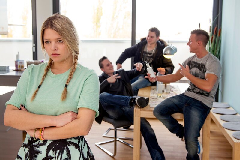 Vicky (Elizabet Bezgrebelnaya) bereut es, Kians (Ismail Akyuez, r.) Komplizin gewesen zu sein. – Bild: RTL /​ Christoph Assmann