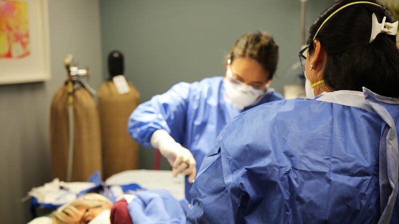 Dr. Lee (r.) and assistant operate. – Bild: Warner Bros. Discovery