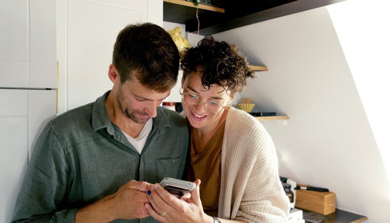 Tobias und Clara bekommen das Finanzierungsangebot. – Bild: HR/​rbb/​AV Medien Film & Fernsehen GmbH