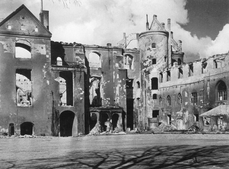 Zerstörtes Schloss in Königsberg, 1944 – Bild: RTL /​ Shark Teeth Films Ltd. /​ Mary Celeste & das Bernsteinzimmer