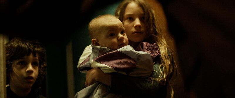 Ronny (Giuseppe Bonvissuto, l.), Baby Fiou (Sophia Demer, M.) und Nikki (Eline Doenst, r.) sind oft überfordert, wenn ihr Vater sie abends alleine lässt. – Bild: ZDF und Falko Lachmund Ronny (Giuseppe Bonvissuto, l.), Baby Fiou (Sophia Demer, M.) und Nikki (Eline Doenst, r.) sind oft überfordert, wenn ihr Vater sie abends alleine lässt. – Bild: ZDF und Falko Lachmund