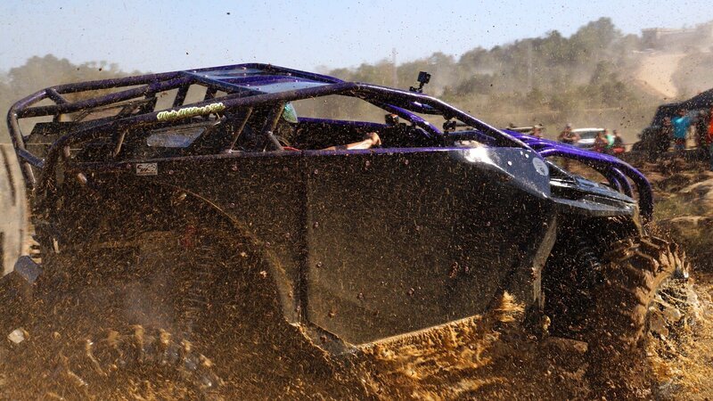 Auto fährt durch den Schlamm. – Bild: Warner Bros. Discovery