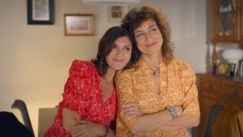 Jule Beyer (Anna Angelina Wolfers, l.); Inga Hambacher (Isabel Varell, r.) – Bild: Seven.One