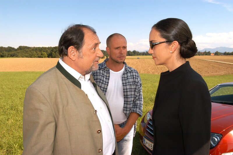 „Schlosshotel Orth“, „Freiräume.“ Johanna will ihren Sohn nicht verletzen, indem sie ihn rausschmeißt, Franz will seiner Mutter nicht wehtun, indem er geht. Erst durch den Druck des jeweiligen Partners erkennen Mutter und Sohn, dass zwischen ihnen ein großes Missverständnis besteht. Tatjana muss akzeptieren, dass Bens Tod die Folge eines tragischen Zufalls war, denn ein Lokalaugenschein bestätigt Max’ Unschuld. Felix sucht die Aussprache mit Ruth und stellt fest, dass seine Ehe am Zerbrechen ist. Im Bild (v.li.): Manfred Schmid, Daniel Micheel, Irina Wanka. – Bild: ORF 2