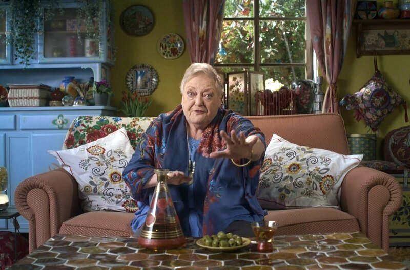 Die Rentnerin erzählt vom Hahnenkampf: Ein alter Hahn soll durch einen jüngeren, fideleren Hahn ersetzt werden. Der Vorgänger ärgert sich gewaltig und fordert seinen Rivalen zum Wettrennen auf … – Bild: Lm Productions/​Bakea Productions