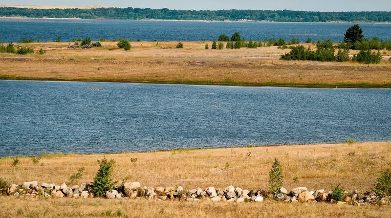 Die Konturen des Ostsees werden sichtbar. – Bild: rbb/​Norman Gäbler
