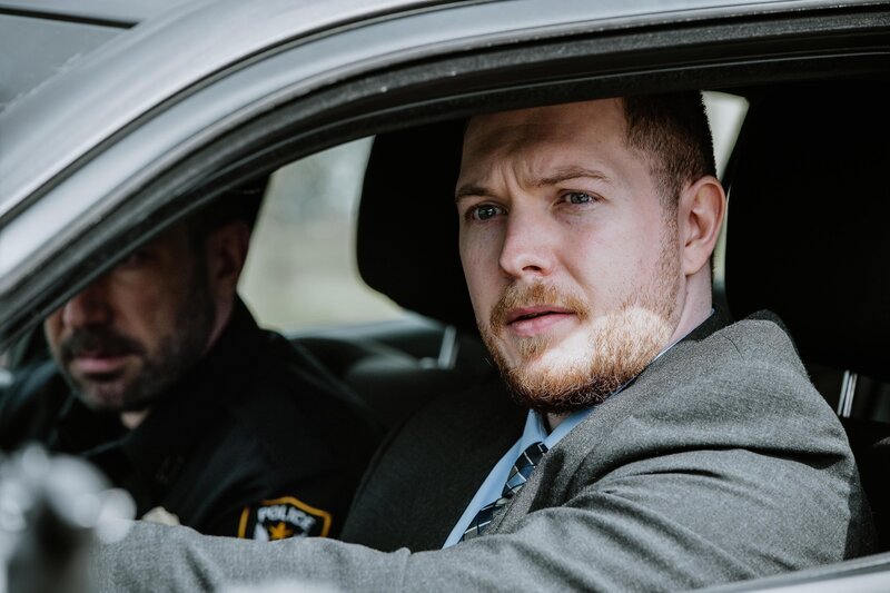 Nachgestellte Szene: Chief Joe Babkiewicz und Detective Matthew Ferrelli sitzen im Auto vor dem Haus von Colette Collins  +++ – Bild: RTL /​ Arrow International Media /​ Saloon Media