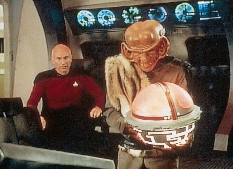 Bei einem Zusammentreffen zwischen der Enterprise und einem Ferengi-Schiff uebergibt dessen Commander Dai Mon Bok (Frank Corsentino) Captain Picard (Patrick Stewart) das Wrack der U.S.S. Stargazer, welches dieser neun Jahre zuvor bei der Schlacht von Maxia verloren hatte. – Bild: ZDF – Bilderdienst