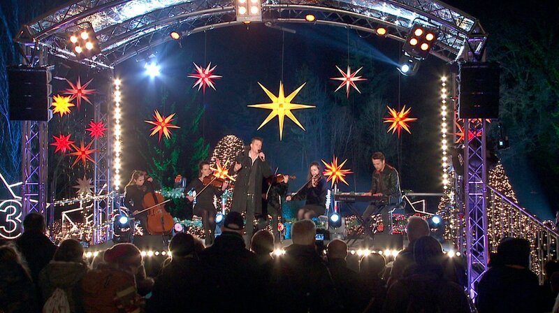 Die singende klingende Weihnachtspyramide – das sind drei Prominente, drei Weihnachtsmärkte in Berlin und Brandenburg und ein großes stimmungsvolles Miteinander in der schönsten Zeit des Jahres. – The Dark Tenor auf der Bühne – Bild: rbb