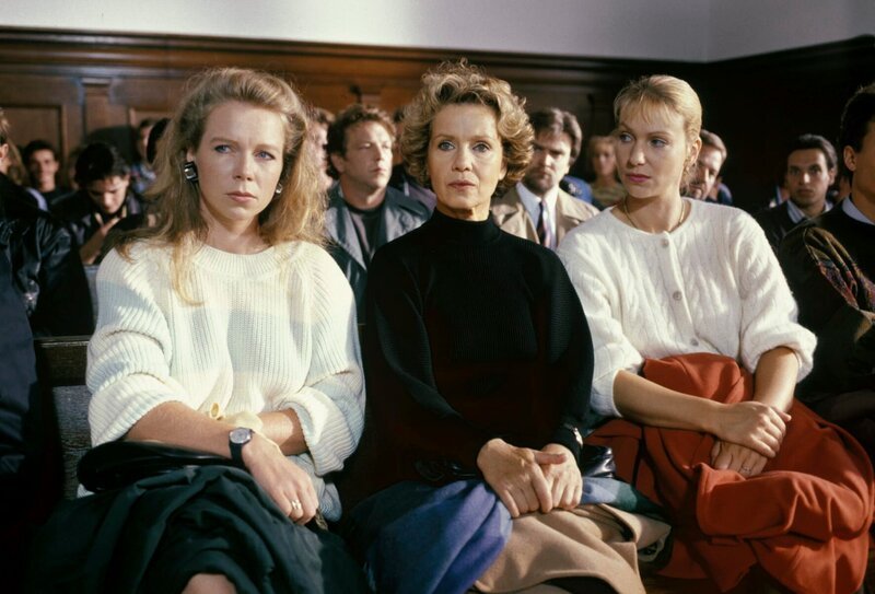 Tina (Marion Kracht, l.), Vera (Witta Pohl, M.) und Marion (Sabine Kaack, r.) verfolgen mit Anspannung die Gerichtsverhandlung über das Verschulden an Chris’ Tod. – Bild: Gyula Trebitsch Fernsehprod. GmbH, Hamburg /​ ZDF