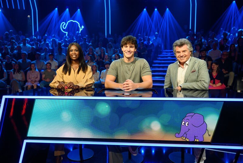 Spielen gut gelaunt im Team Elefant für den guten Zweck: v.l.n.r. Motsi Mabuse, Teamkapitän Wincent Weiss und Andy Borg. – Bild: WDR/​Thomas von der Heiden