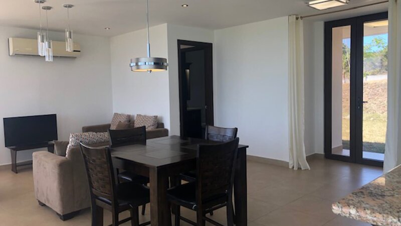 Living room of Punta Gorda Property in Roatan, Honduras. As seen on HGTV’s Caribbean Life. – Bild: Discovery, Inc.