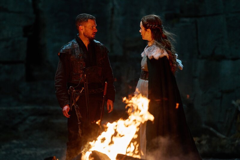 Arthur Pendragon (Iain De Caestecker), Morgan (Valene Kane). – Bild: CH Media /​ Simon Ridgway