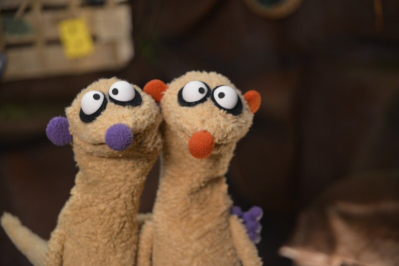 Die Erdmännchen Jan und Henry sind in Sorge. Brennt es in Mauli Maulwurfs Höhle? – Bild: rbb/​bigSmile Ent./​NDR/​MDR