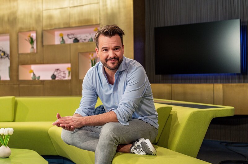 Sebastian Müller moderiert diese Woche das ARD-Buffet, das Magazin mit Tipps und Tricks, die das Leben schöner machen. Rezept des Tages sind „Zweierlei falscher Flammkuchen“. – Bild: SWR/​Christian Koch