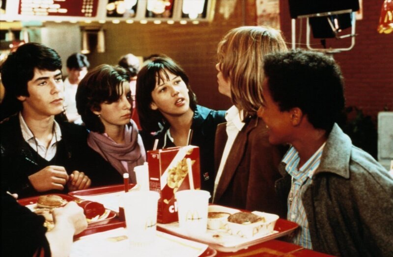 Die 13-jährige Vic (Sophie Marceau, M.) kommt in ein Alter, in dem Jungs im Mittelpunkt stehen und erste Feten gefeiert werden. Ganz zum Leidwesen ihrer Eltern … – Bild: Sat.1 Gold