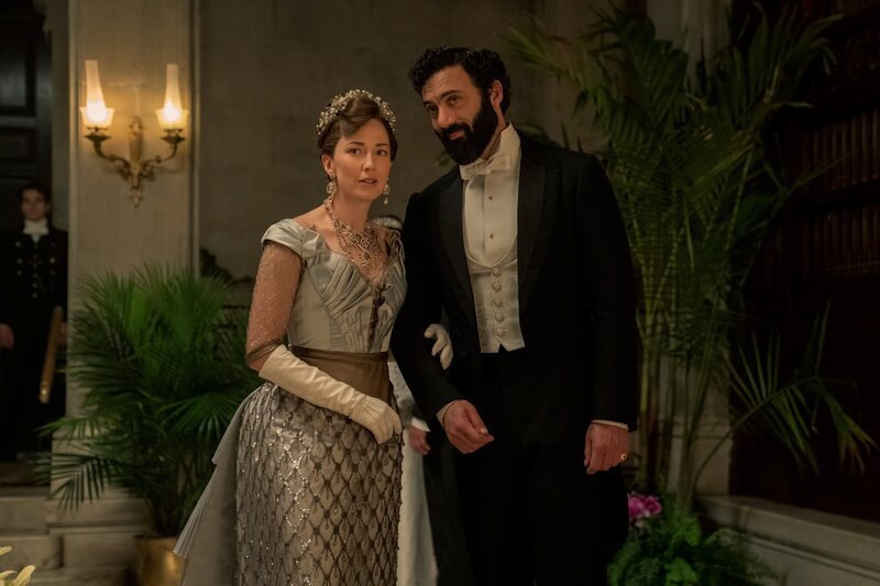 Bertha Russell (Carrie Coon) und  George Russell (Morgan Spector) – Bild: Warner /​ Die Verwendung ist nur bei redaktioneller Berichterstattung im Rahmen einer Programmankündigung ab 2 Monate vor der ersten Auss /​ © 2023 Home Box Office, Inc. All rights reserved