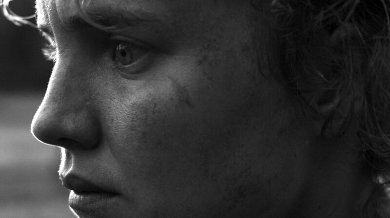 Hildegard (Luise von Finckh) schweigt, um ihr Leben zu retten. – Bild: NDR/​HMS