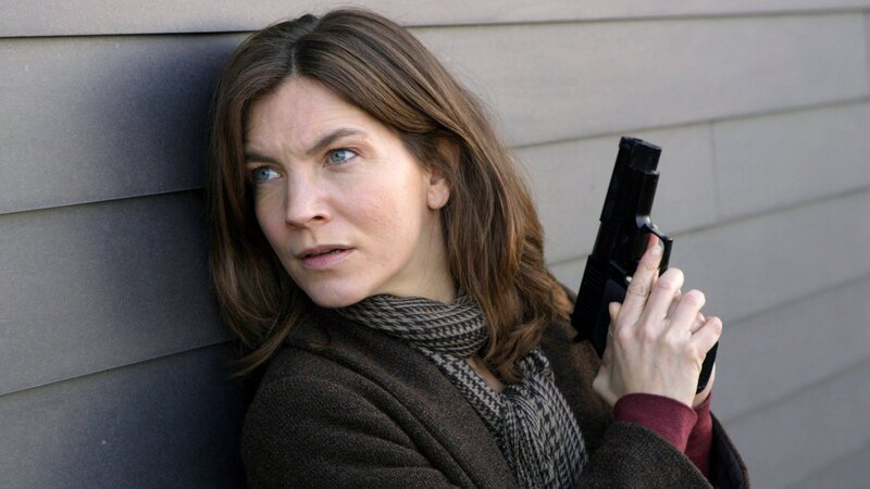 Irene Huss (Angela Kovacs) jagt einen Drogendealer. – Bild: ZDF und ARD Degeto/​Illusion Film/​A. Aristarhova