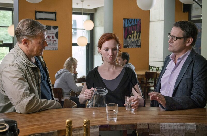 Bei einem Überfall in einem Lübecker Park wird Markus Henn, der mit seinem Pflegekind unterwegs war, schwer verletzt. Er fällt ins Koma. Lars Englen (Ingo Naujoks, r.), Finn Kiesewetter (Sven Martinek, l.) ermitteln in einem Café, in dem viele Ex-Junkies nicht nur Kaffee und Kuchen verkaufen. Lotte Hardebeck (Victoria Steiber, M.) ist eine von ihnen. – Bild: Sat.1 emotions