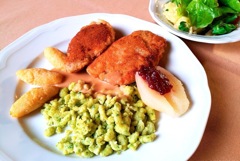 Die Hauptspeise im Gasthaus Paulus in Marching in der Hallertau: Wildschweincordonbleu mit Birne-Blauschimmelkäse Füllung, Bärlauchspätzle und Kartoffelstamperl. – Bild: BR/​Bewegte Zeiten Filmproduktion GmbH/​Carsten Frank