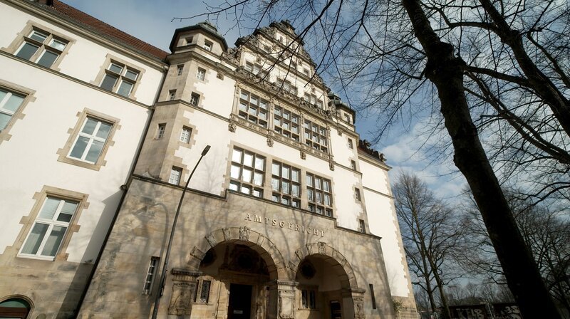 Am Amtsgericht Hamburg-Altona trifft Recht auf Leben. – Bild: NDR/​Eikon Nord/​Erik Hartung